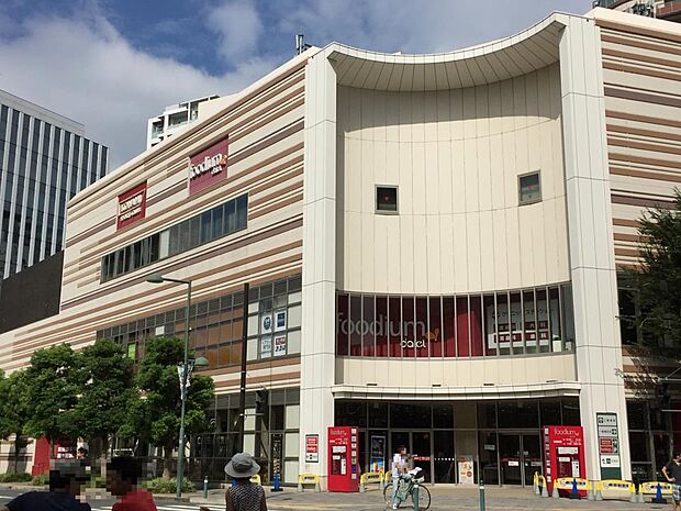foodium 武蔵小杉　1300m　スーパーとコンビニを融合させた都市型スーパーマーケット。短時間でもお買い物しやすい工夫が嬉しいお店。 