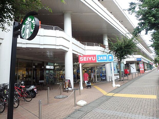 西友二俣川店　750m　二俣川駅南口から続く通り沿いに立地するスーパー。1階は直営の食料品売り場。 