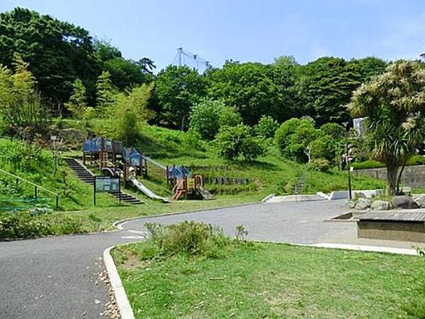 西寺尾の丘公園　350m　小さい子どもから大きい子どもまで遊べるアスレチックと砂場、スプリング遊具があります。 