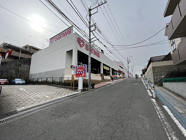 sanwa藤が丘店　1000m　良質でお手頃価格な商品を豊富に取り揃えているので、毎日のお買物に便利な食品スーパーです。 