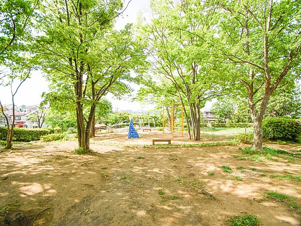 柿の木台第一公園　260m　柿の木台の住宅街の中の緑いっぱいの静かな公園です。 