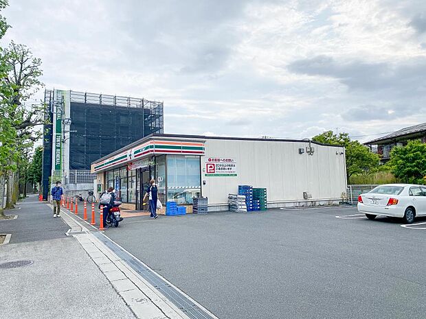 セブンイレブン横浜みたけ台店　110m　お手軽に食べれる食品や日用品雑貨などを扱う便利なコンビニ。 