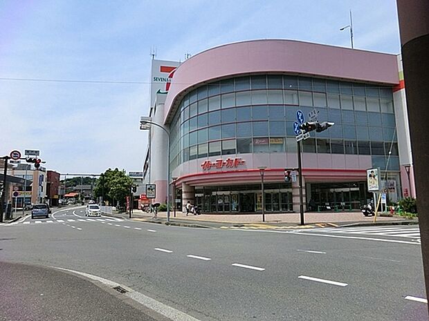 イトーヨーカドー横浜別所店まで346m、上大岡駅と弘明寺駅の中間にある大型スーパー。大型駐車場も完備しています。