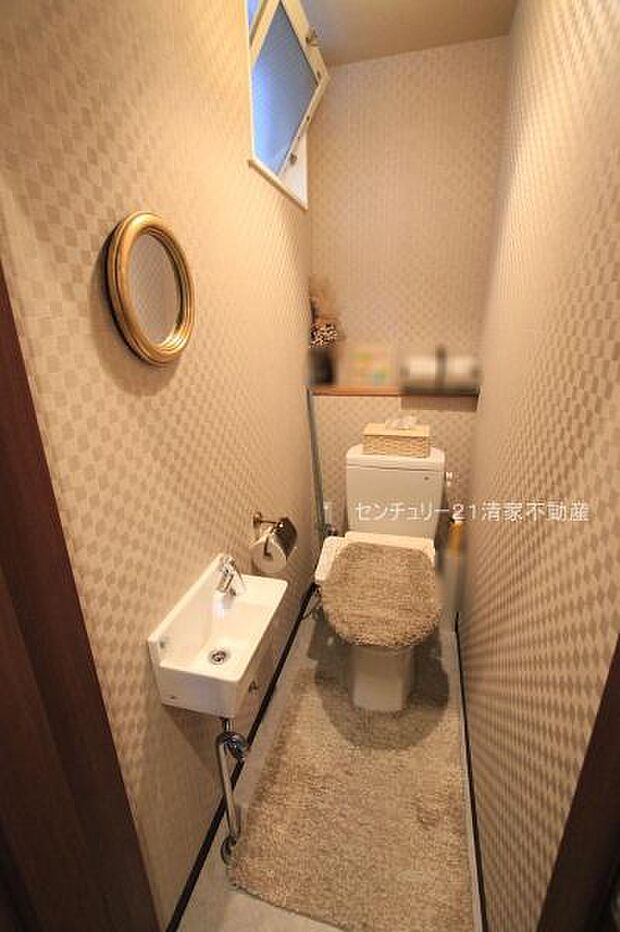 1階トイレ。手洗い器付。(2023年10月撮影)