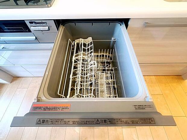 キッチンにはビルトイン食洗機を完備しました。手洗いに比べ水の使用量が少なくて済み、高温洗浄で除菌効果があり、油汚れもスッキリ！後片付けの手間が省けるので、食後はゆっくりしてくださいね。