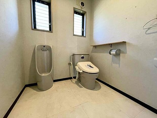 ゆったりとした広さのトイレ。