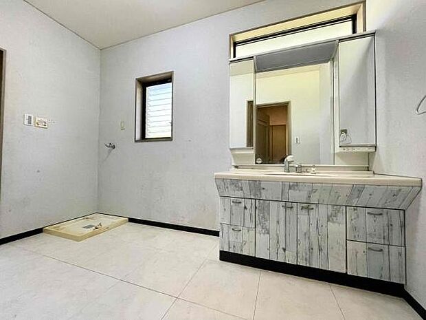 洗面脱衣所はかなり広く、浴室乾燥もついているので室内干しにも最適です。