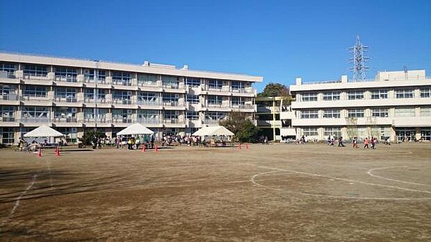 千葉市立こてはし台小学校まで688m、こてはし台小学校です。中学校はこてはし台中学校となります。
