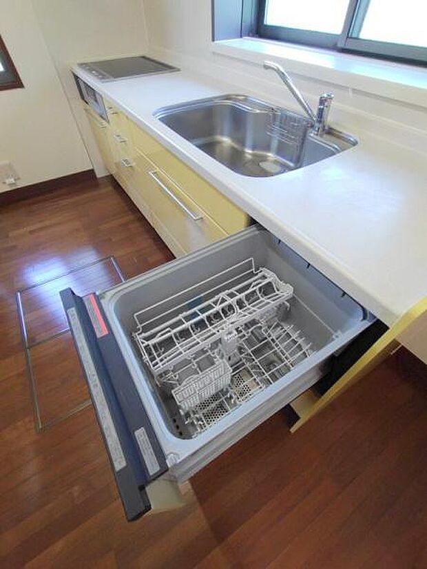 落ち着いた色合いのおしゃれなキッチンには食器洗乾燥機付きです。