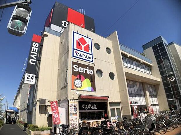 西友花小金井店まで880m、1階食料品フロアは、年中無休の24時間営業です。2階に100円ショップSeria、3階にヤマダ電機が入っています。