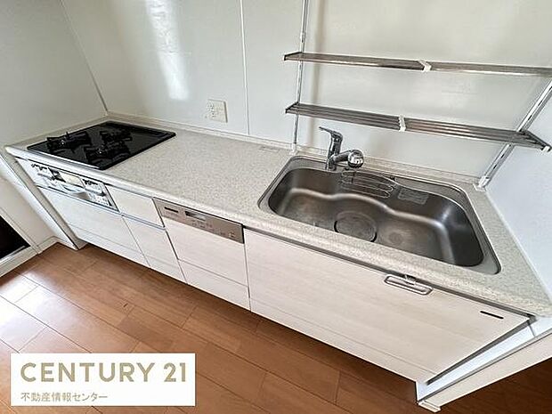 ガスコンロ3口、食器洗浄乾燥機も付いているシステムキッチン！横幅もしっかりありますので、調理等もしやすいです。