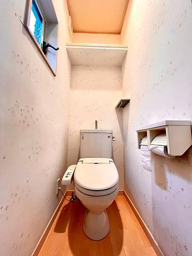 【トイレ】清潔感のあるトイレ。温水洗浄便座です。