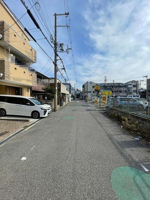 【前面道路】前面道路部分です。戸建が並ぶ道です。