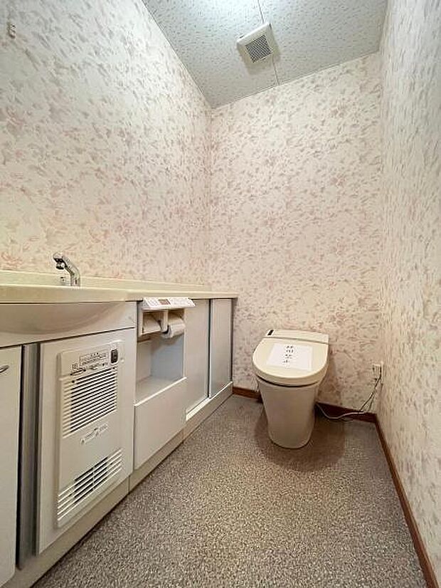 【トイレ】トイレ部分のお写真です。広々としています。