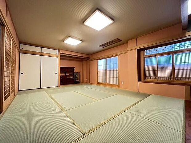 【和室】天袋・押入付きの和室です。ゆったりくつろげる広さのある和室です。