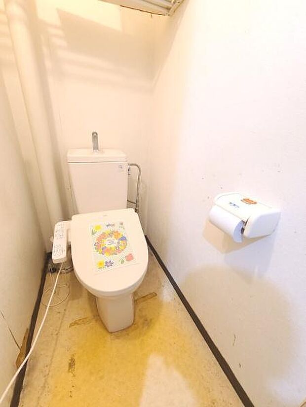 【トイレ】清潔感のあるトイレです。温水洗浄便座です。