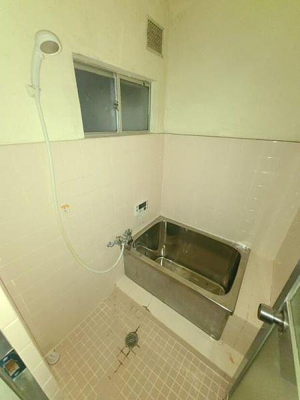 【浴室】シンプルなデザインの浴室。小窓付きで自然換気も可能です。