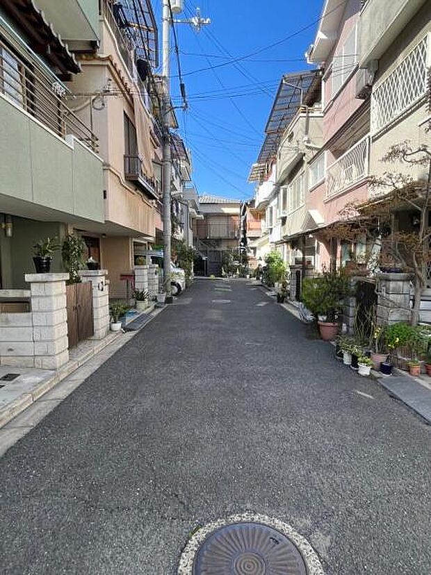 【前面道路】閑静な住宅街で静かな環境で過ごせます。