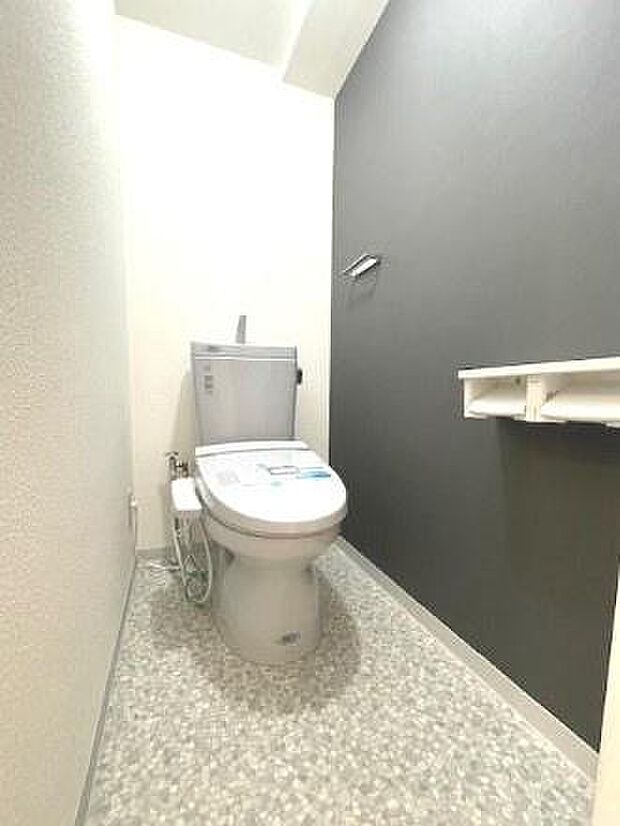 【トイレ】清潔感のあるトイレ。温水洗浄便座です。