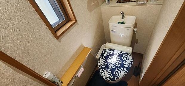 小窓のある明るい1階の温水洗浄便座付トイレです