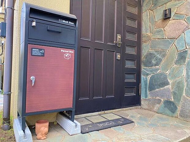 郵便ポストと一体になった宅配ボックス付き。インターホンはモニター付きで来客者のチェックができます。