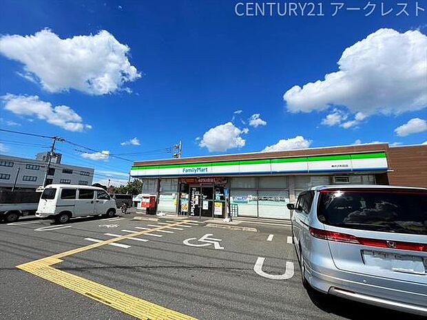 ファミリーマート　東所沢和田店まで496m、24時間営業なので、急なお買い物にも便利です。飲食物や軽い日用品を販売しております。駐車場；有