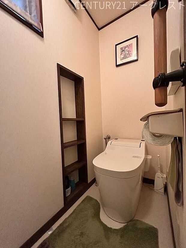 1階のタンクレスの温水洗浄便座付トイレ