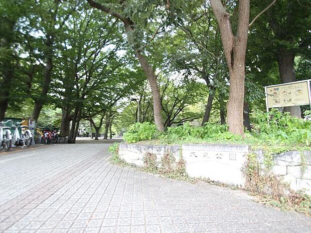 大泉公園まで2166m、栄八条通り沿いに位置している広々とした公園です。ちょっとした遊具や自転車レンタル、水場があります。