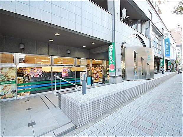 三浦屋東伏見店まで1051m、営業時間：10:00-21:00東伏見駅北口よりかえで通りを徒歩2分の所に位置するスーパーです。専用駐車場有