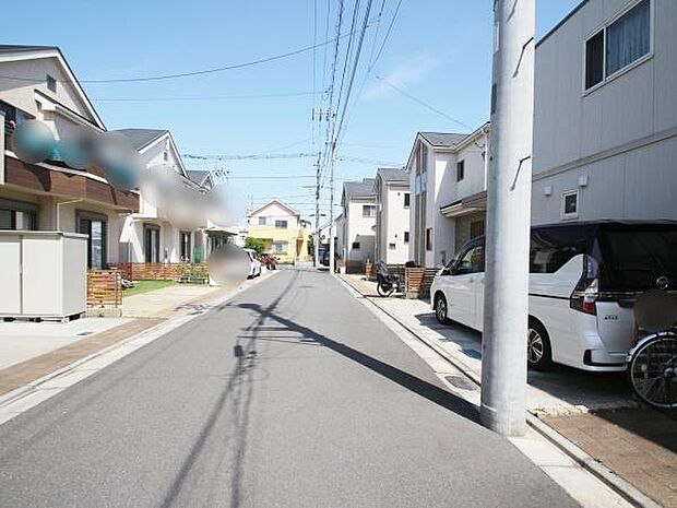 車通りの少ない前面道路の様子