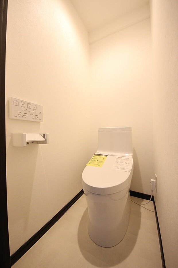 災害時でも安心のタンク付きトイレ。スッキリとしていてお掃除もらくらく出来そうです(　^^　)