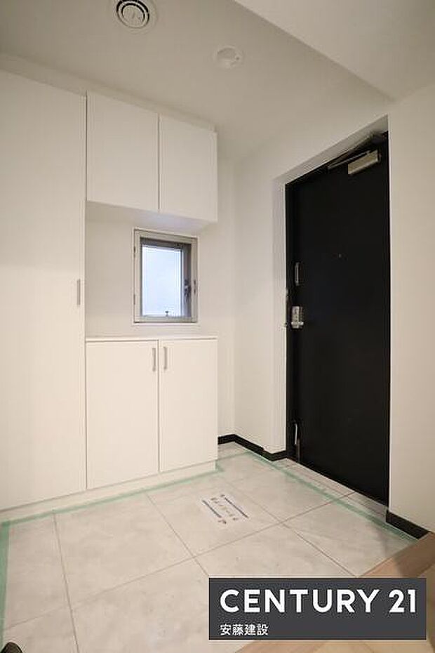 【　玄関　/　entrance　】白を基調とした清潔感あふれる玄関は、間口が広く開放感のある空間！