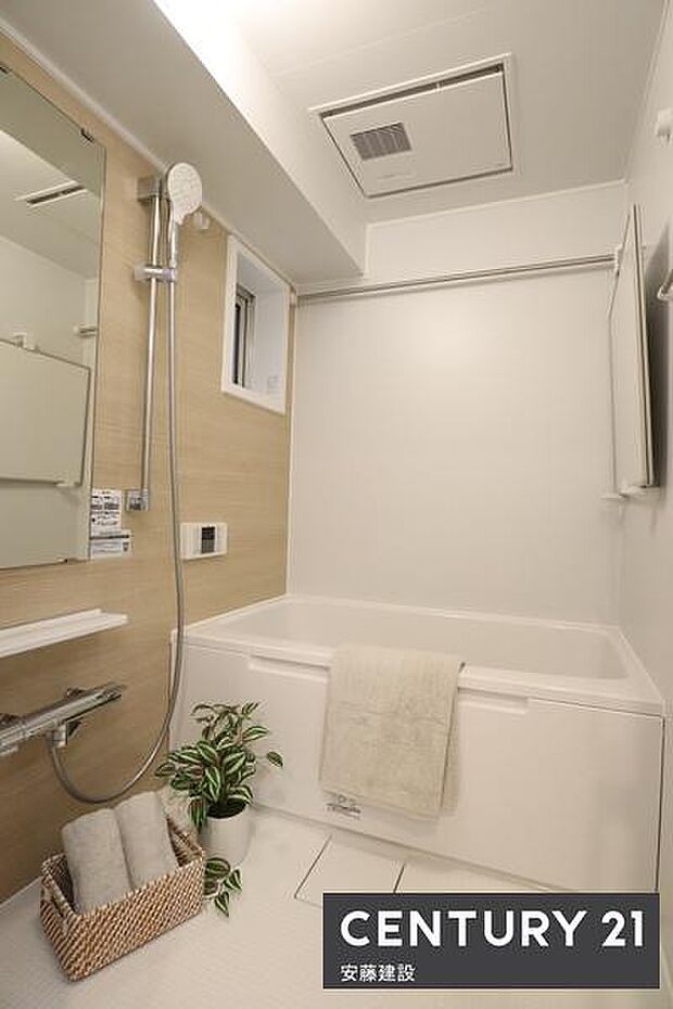【　浴室　/　Bathroom　】たっぷりのお湯にゆったり浸かれそうな、清潔感ある浴室です。