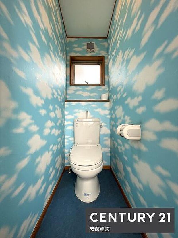 【　トイレ　/　toilet　】窓があり換気が素早くできます2階トイレ