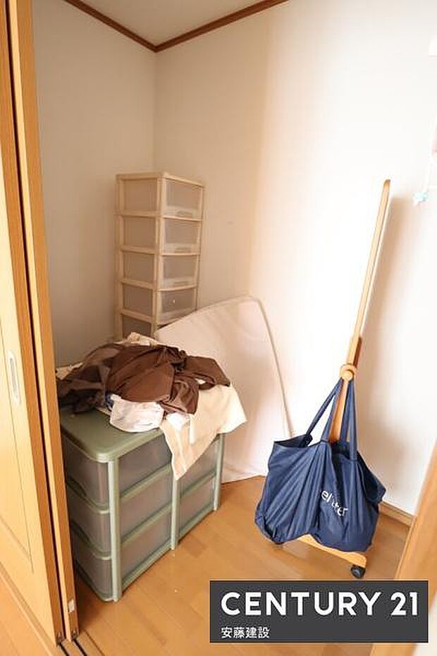 【　収納　】寝室に備わった大容量クローゼットは、シーズンオフの衣類や家電などもしっかり収納できます。