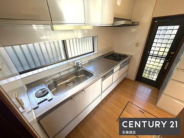 【　キッチン+食洗機　/　Kitchen　】収納スペースと作業スペースをしっかり確保したシステムキッチン！勝手口があり、熱やにおいもこもりにくい設計