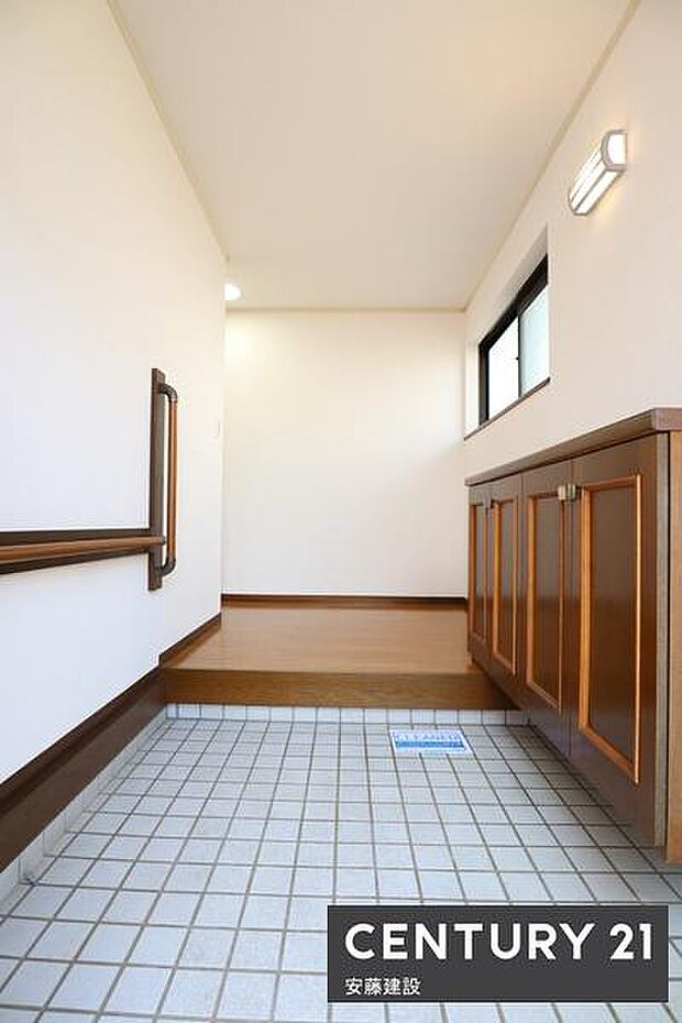 【　玄関　/　entrance　】白を基調とした清潔感あふれる玄関は、間口が広く開放的な空間！ゆとりある広さで帰宅・来客を心地よく迎えてくれます！