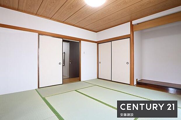 【　和室+縁側　/　8帖　】リビング横の和室は、扉をあければより開放的な空間に！リビングと廊下の2ヶ所から出入可能のため、客間としてもご利用いただけます。