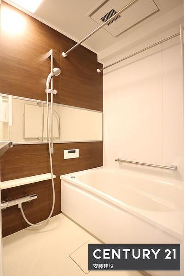 【　浴室　/　Bathroom　】たっぷりのお湯にゆったり浸かれそうな、清潔感ある浴室です。浴室暖房乾燥機が備わっており換気しやすく、冬場は過度な温度差を防げます