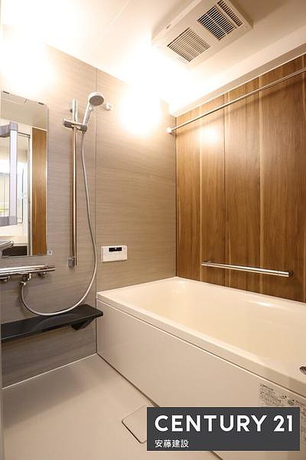 【　浴室　/　Bathroom　】たっぷりのお湯にゆったり浸かれそうな浴室です。浴室暖房換気乾燥機付きでカビ対策にもなります。