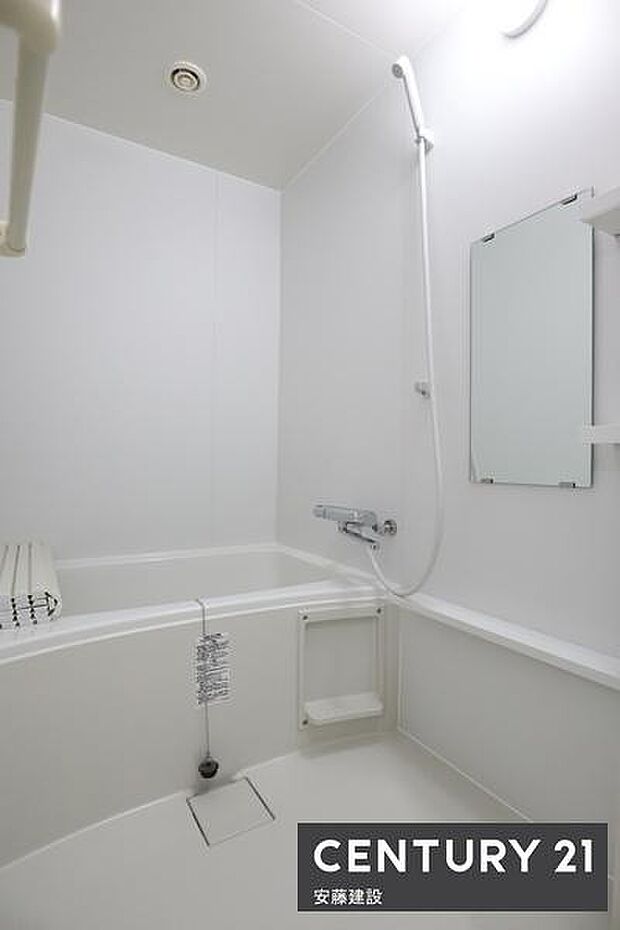 【　浴室　/　Bathroom　】たっぷりのお湯にゆったり浸かれそうな、清潔感のある浴室です。