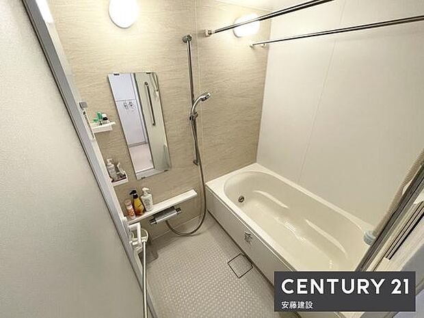 【　浴室　/　Bathroom　】たっぷりのお湯にゆったり浸かれそうな、清潔感ある浴室です。ホスクリーンが備わっており、雨の日でも室内部屋干し可能