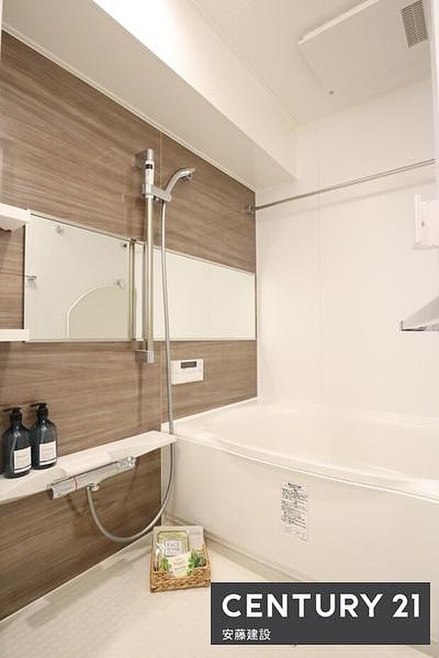 【　浴室　/　Bathroom　】ホテルのような上質なデザインのシステムバス。浴室暖房換気乾燥機付きでカビ対策にもなります。