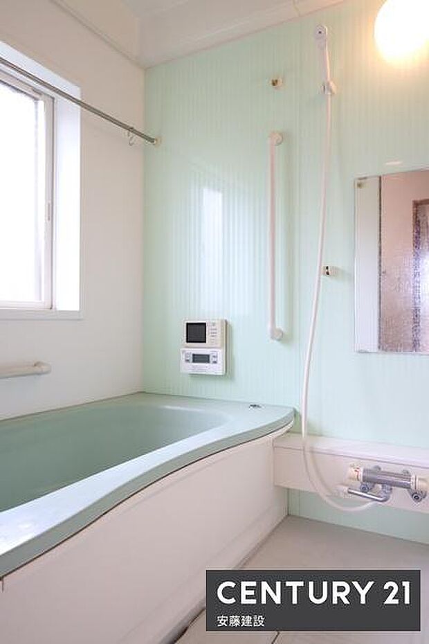 【　浴室　/　Bathroom　】一日の疲れを癒すための心地よいバスタイム。窓があり換気もばっちりできます！