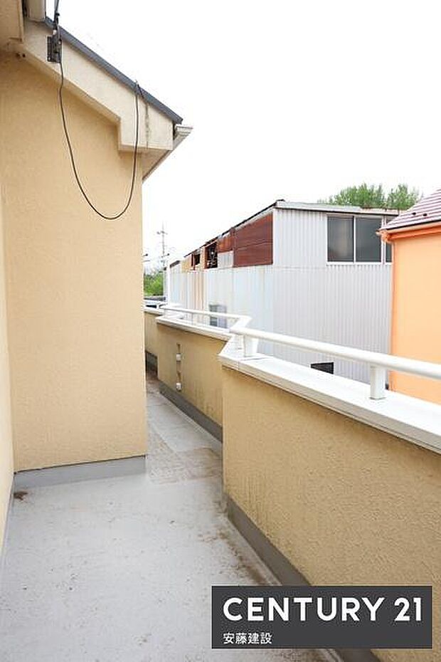 【　バルコニー　/　Balcony　】3部屋から出入可能な南向きバルコニー！横に広くお布団等の洗濯もラクラク