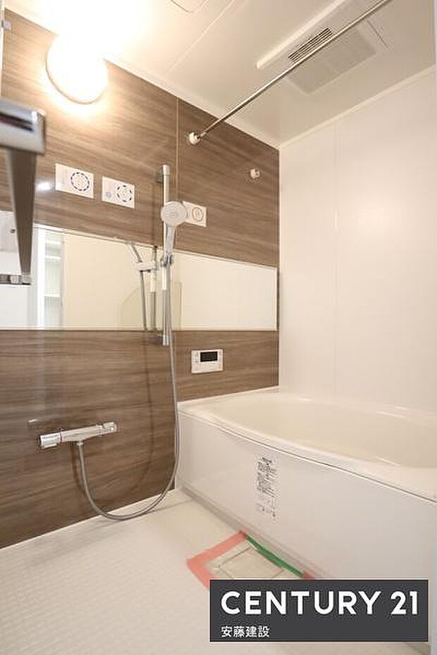 【　浴室　/　Bathroom　】ホテルのような上質なデザインのシステムバス。浴室暖房換気乾燥機付きでカビ対策にもなります。