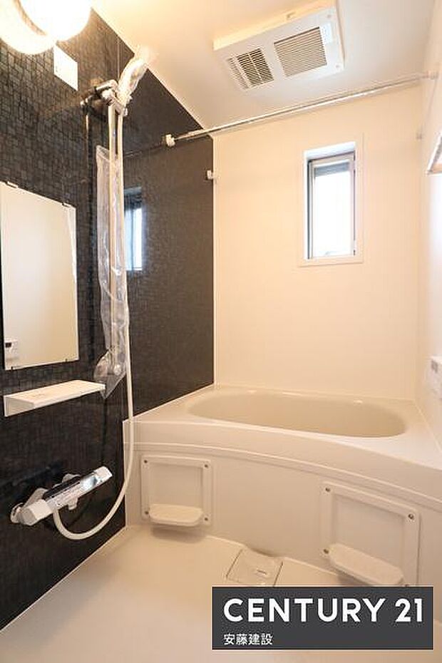 【　浴室　/　Bathroom　】ホテルのような上質なデザインのシステムバス。浴室暖房換気乾燥機付きでカビ対策にもなります。