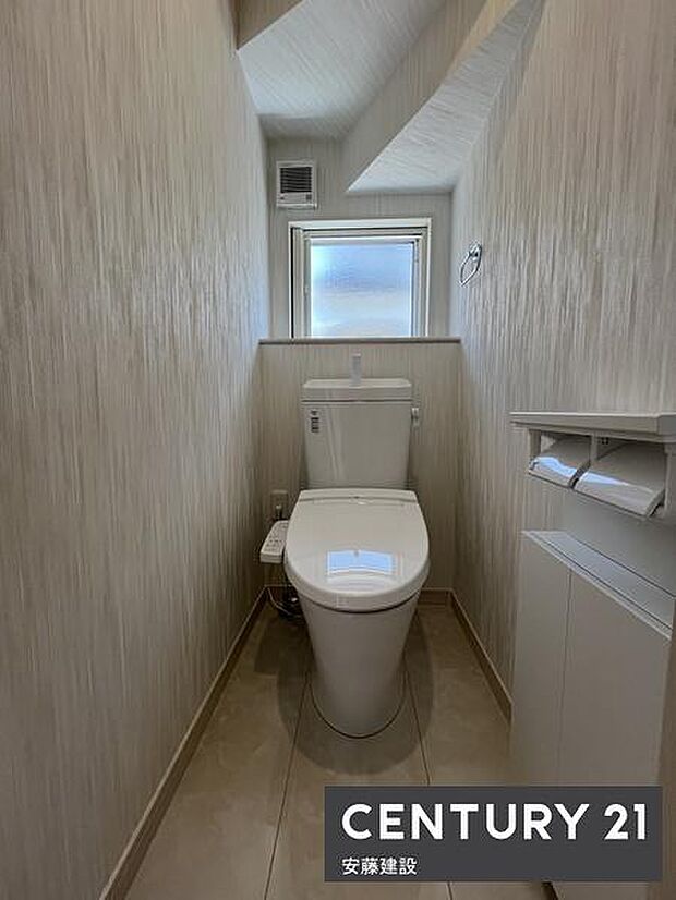 【　トイレ　/　toilet　】ウォッシュレット付きトイレ明るく清潔的で、窓があり換気も素早くできます