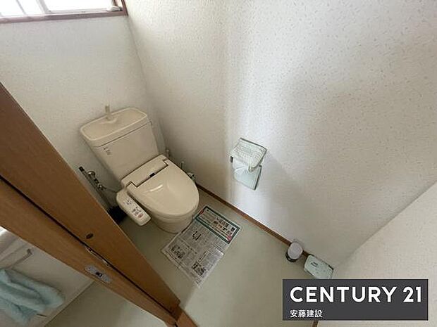 【　2階トイレ　/　toilet　】窓があり換気が素早くできます