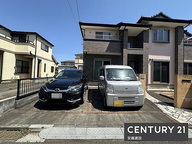 【　駐車場　/　parking　】並列2台可能な駐車スペースご夫婦それぞれのお車をお家の前に停めることができます。※車種による